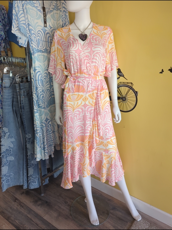 charle b Dresses & Skirts - V-Neck Tie-Waist Midi Dress in Pink and Yellow Swirl